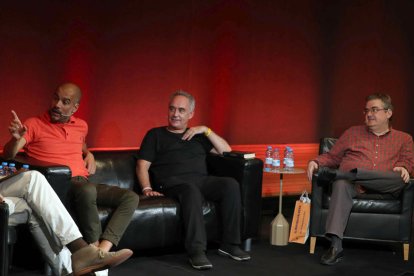 Pep Guardiola, Ferran Adrià i Sergi Pàmies, ahir en l’acte d’homenatge a Johan Cruyff.