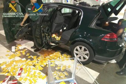 Els paquets de tabac localitzats en un dels vehicles.