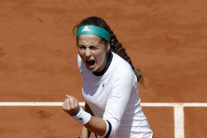 Ostapenko hace un gesto de rabia tras ganar un punto.