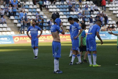 Jugadors del Lleida, decebuts després de l’empat de diumenge.