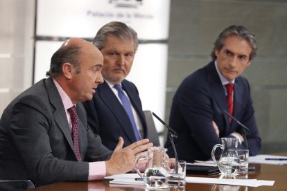 Luis de Guindos i Íñigo de la Serna, a la roda de premsa posterior al Consell de Ministres.