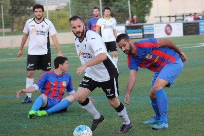 Albert, del Vallfogona, controla un balón en una acción del partido de ayer.