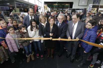 Forcadell, junto al alcalde de Les Borges, Enric Mir, durante el corte de cinta en el acto inaugural.