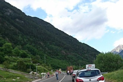 Vista de les retencions ahir a Vilaller després de l’accident mortal a l’N-230.