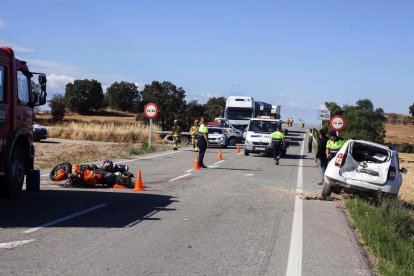 Els serveis d’emergències treballen al lloc de l’accident, a l’L-310, a Torrefeta i Florejacs.