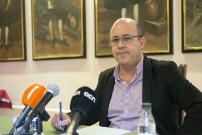 Royes, emocionat a l’anunciar la seua retirada de la política.