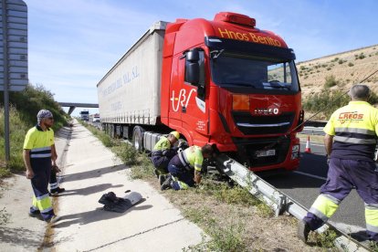 Un camión arranca unos 40 metros de valla en la autovía en Raimat