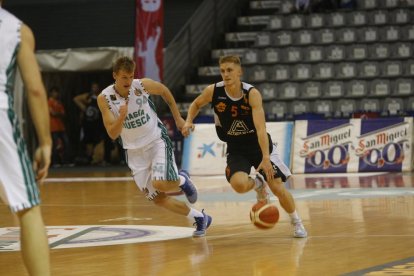 Jokubas Gintvainis, defensant Luka Rupnik en el partit de la temporada passada.