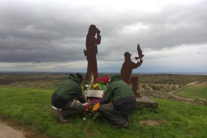 Rurals van dipositar ahir flors al monument a David i Xavi.