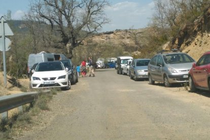 Vehicles i autocaravanes, a l’accés al congost a Sant Esteve.