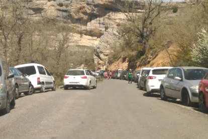 Invasió de cotxes als dos costats del camí de la carretera local de Sant Esteve l’any passat.