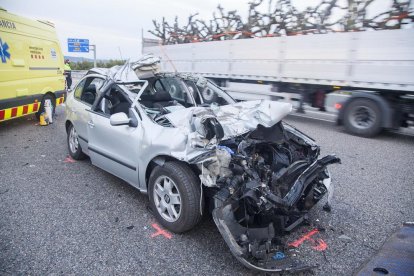 Estat en el qual va quedar el vehicle de la víctima després de col·lidir amb un camió a l’A-2.