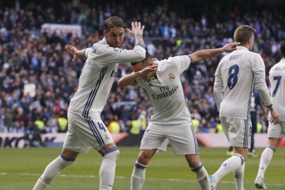 Sergio Ramos celebra junto a su compañero Lucas Vázquez uno de los tantos de ayer.