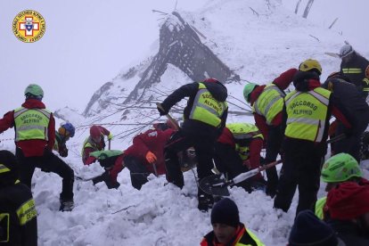 Los equipos de rescate buscan sin descanso a supervivientes.