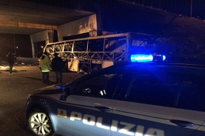 Imagen de la policía italiana con el autobús completamente calcinado.