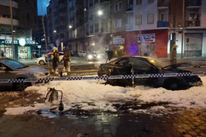 Arde completamente un vehículo en marcha en el Passeig de Ronda