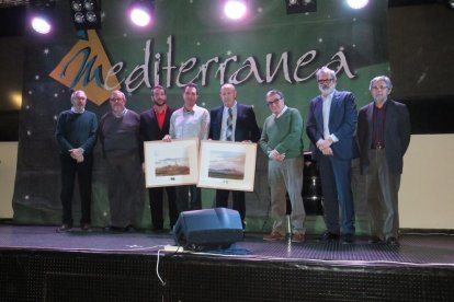 El alcalde entregó los premios a los ganadores. 