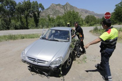 Vista del vehículo implicado ayer en la colisión con un autocar en la C-13 en Camarasa. 