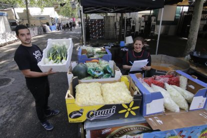 El reparto de los alimentos frescos a cada ‘colla’ se hace a primera hora de la mañana del sábado y el domingo.