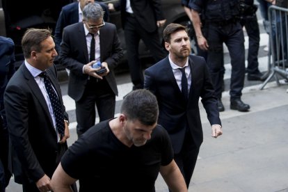 Leo Messi y su padre Jorge, detrás, a su llegada a la Audiencia de Barcelona en junio de 2016.