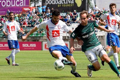 Aitor Núñez (esquerra, amb samarreta blanca), durant un partit amb el Rayo Majadahonda.