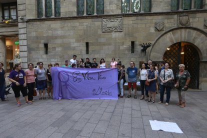 La Marea Lila va fer una concentració dilluns a la plaça de la Paeria per reclamar més recursos.