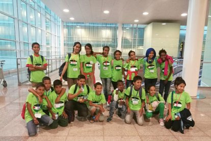 Els infants sahrauís a la seua arribada a l'aeroport del Prat de Barcelona.