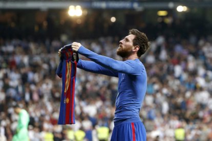 Messi mostra la samarreta a les grades del Santiago Bernabéu després de marcar el 2-3 al Reial Madrid.