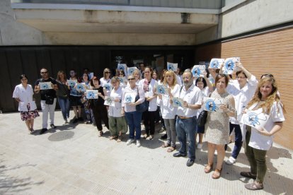 Gran part del personal del CAP Primer de Maig, convocat per Marea Blanca, va protestar ahir.