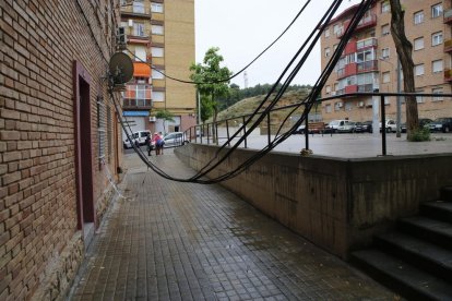 Los cables eran accesibles por los niños, ayer en la Mariola. 