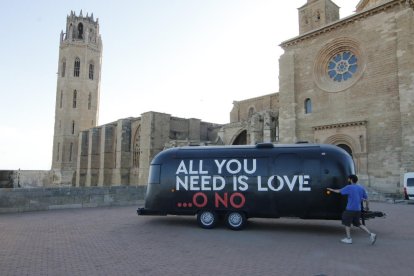 La caravana d''All you need is love... o no', a Lleida