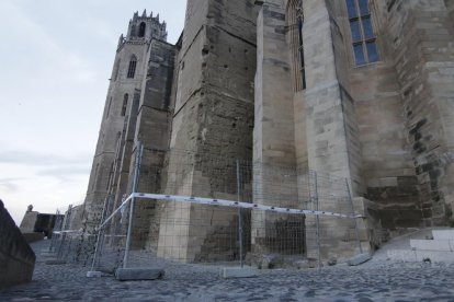 Les tanques de protecció van ser instal·lades ahir a la Seu Vella per evitar possibles danys.