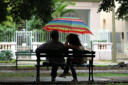 Una parella conversa en un banc-