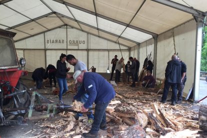 Fallaires de Durro preparant les falles aquesta setmana.