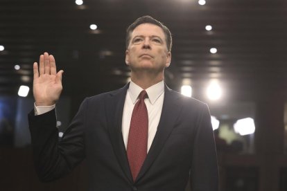 Comey presta jurament abans de testificar davant del Senat.