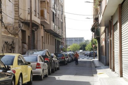 Vista del carrer Girona, amb les voreres molt estretes.