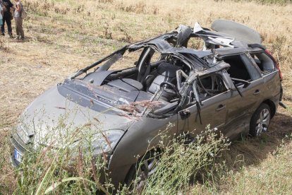 Els Bombers van haver de rescatar una jove de l’interior d’aquest vehicle a la Fuliola.