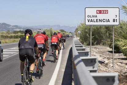 Un grup de ciclistes