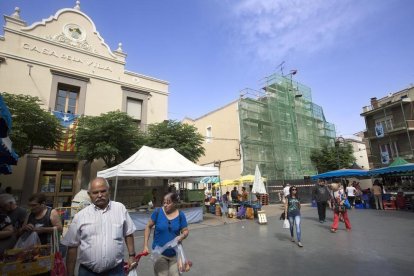 La sede del Centre y el actual ayuntamiento, edificios gemelos, fueron construidos en 1913.