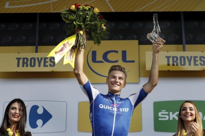 L’alemany Marcel Kittel celebra dalt del podi la victòria en la sisena etapa del Tour de França.