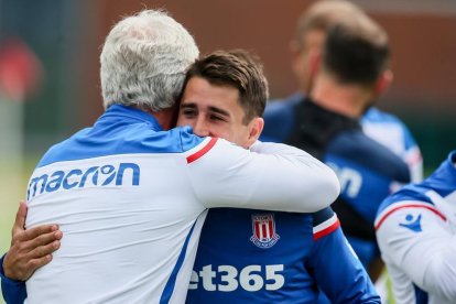 Bojan abraça Mark Hughes, ahir, a l’iniciar la pretemporada.