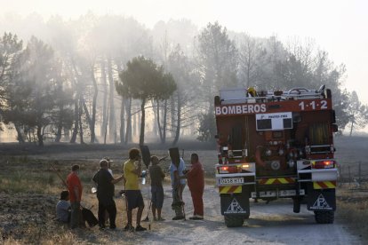 Un camión de bomberos, ayer retirándose del incendio de Segovia.