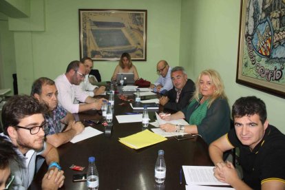 Reunión de los miembros de la Mesa de Trabajo el pasado jueves en las dependencias del club.