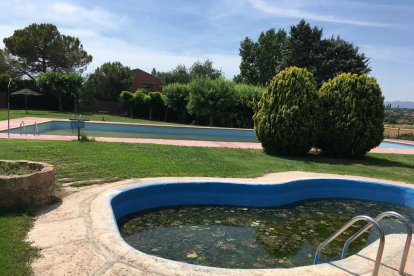 Les piscines de Montgai, a l’espera de contractar socorristes per poder obrir aquest mes.