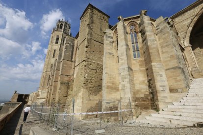 Vallas de protección, ayer en torno al contrafuerte entre el claustro y la capilla de Jesús de la Seu Vella.