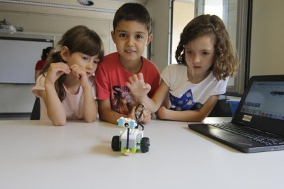 Tres dels participants en el campus de programació, ahir al Parc Científic de Gardeny.