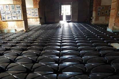 La cambra de ventilació que s’ha col·locat a terra.