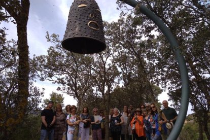 Los alumnos, en la foto con Balasch y el artista Gregorio Iglesias, visitaron la nueva pieza de la Vinya.