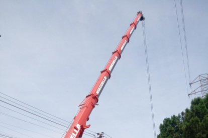 Una grúa afectó el tráfico en avenida Tortosa