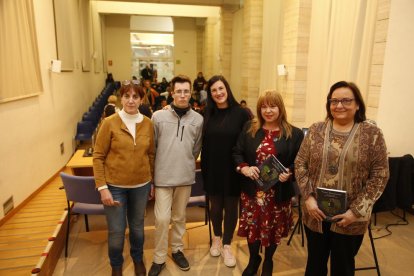 Presentació - La Biblioteca de Lleida va acollir ahir la presentació de Voces silenciosas. El acoso escolar. Responsabilidad compartida, una guia amb testimonis que busca donar respostes davant de l’assetjament i el maltractament infantil. D’ ...